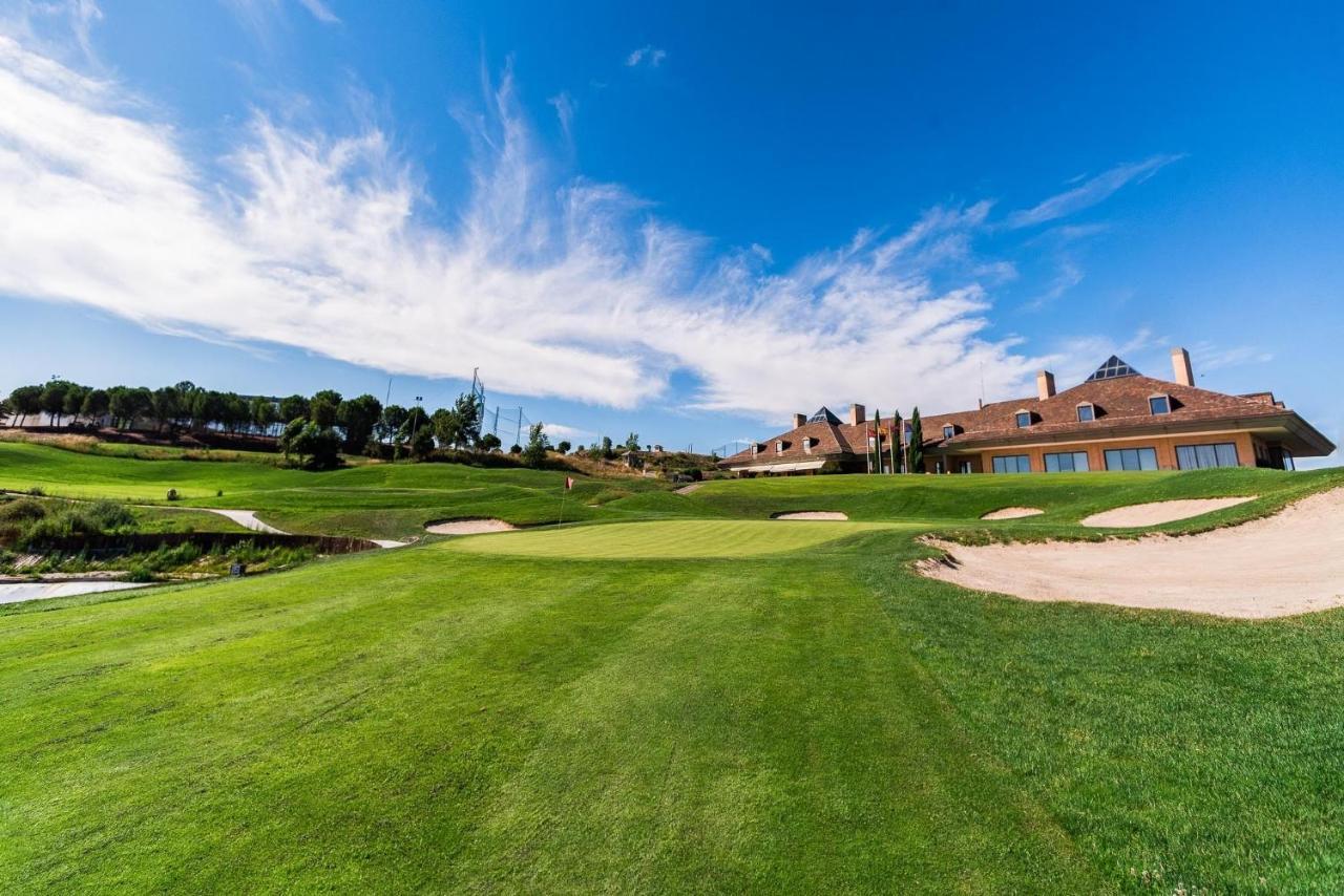 Space In The Villa With Poll Near Golf In Madrid Kültér fotó